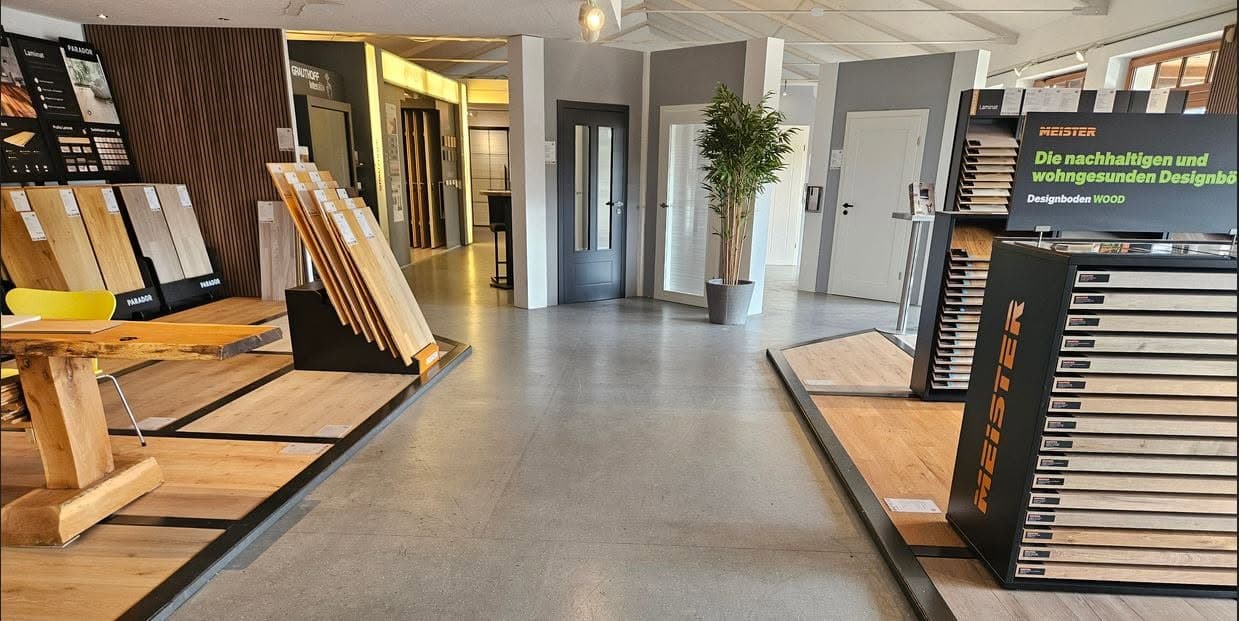 Die Ausstellung in Heiligenhaus: Böden, Türen und Muster zum Anfassen